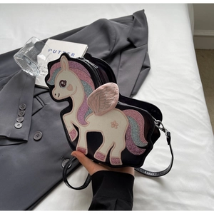 Dettaglio borsa a tracolla a forma di unicorno con ali glitterate e colori sfumati