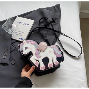 Dettaglio borsa nera a forma di unicorno in pelle PU con ali glitterate e ricami curati