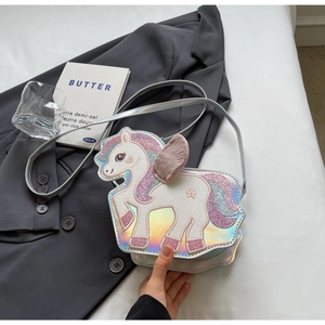Dettaglio borsa olografica a unicorno con criniera glitterata e ali di peluche 3D