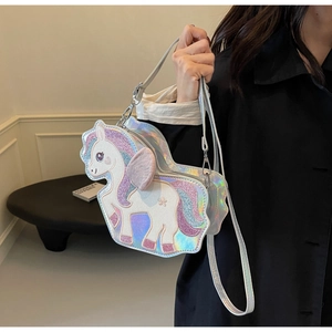 Dettaglio della borsa a forma di unicorno olografico con paillettes e ali morbide