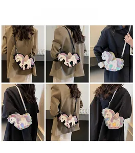Modella che mostra il retro e il lato della simpatica borsa a tracolla unicorno con ali