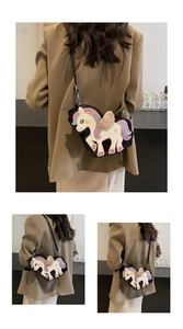 Dettaglio della graziosa borsa a tracolla unicorno nera con paillettes e ali
