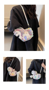 Dettaglio borsa a tracolla unicorno in PU laser con riflessi arcobaleno e ricamo a stella