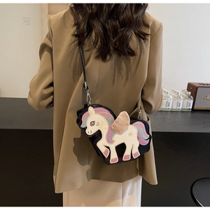 Dettaglio borsa a tracolla unicorno con texture glitterata e criniera colorata