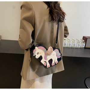 Dettaglio borsa a tracolla a forma di unicorno con paillettes e ali tridimensionali