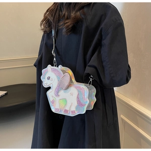 Dettaglio della borsa olografica a unicorno con glitter e ali in morbido peluche