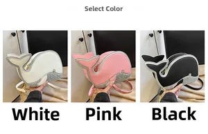 Vue détaillée des sacs à bandoulière mignons en forme de baleine en blanc, rose et noir