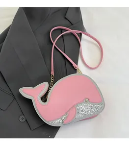 Détails du sac dauphin rose avec texture pailletée et bandoulière en chaîne dorée