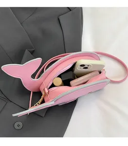 Vue détaillée de l'intérieur du sac baleine rose montrant l'espace pour téléphone et maquillage