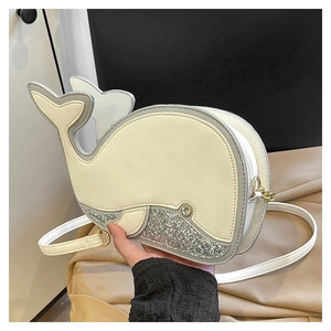 Détail du sac bandoulière dauphin avec paillettes argentées et bandoulière en cuir blanc
