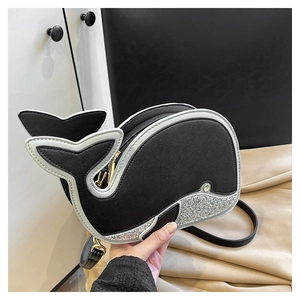 Détail du sac baleine cartoon avec empiècements pailletés argentés et œil en strass