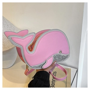 Détail du sac dauphin rose avec paillettes argentées et texture cuir grainé croisé