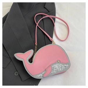 Détail du sac dauphin rose avec paillettes argentées et bandoulière en chaîne dorée