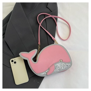 Vue détaillée du sac baleine rose avec paillettes argentées et bandoulière dorée