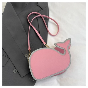 Détail du sac à bandoulière rose en forme de baleine avec passepoil gris et chaîne