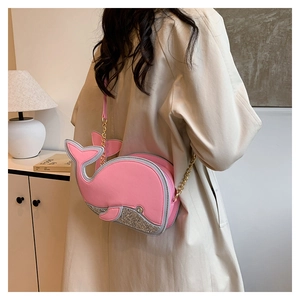 Détail du sac bandoulière baleine rose avec ventre pailleté et bandoulière en chaîne dorée