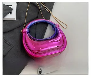 Comparaison détaillée de la taille du sac bandoulière en acrylique avec un smartphone