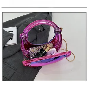 Capacité interne du sac en acrylique violet dégradé avec téléphone et rouge à lèvres