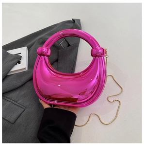 Vue détaillée du sac demi-lune fuchsia métallisé avec chaîne dorée et poignée anneau