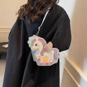 Borsa a tracolla olografica a unicorno con dettagli glitter e ali 3D su modella