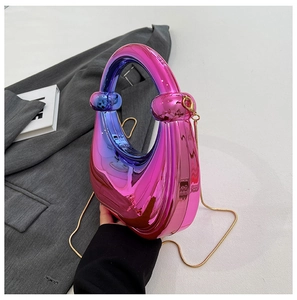 Détail d'un sac hobo en acrylique dégradé, finition métallique et fine chaîne dorée
