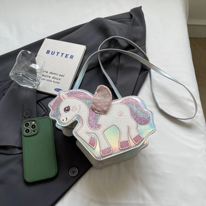 Borsa a tracolla unicorno olografica con ali glitterate su uno sfondo blazer chic