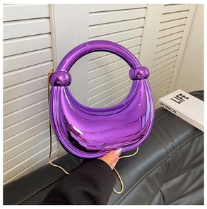 Détail du sac bandoulière violet métallisé avec chaîne dorée et poignée anneau