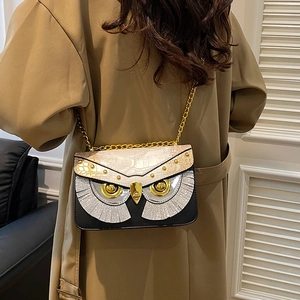 Borsa a tracolla chic a forma di gufo con borchie dorate e frange argentate