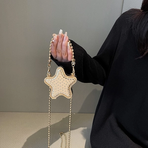 Sac de soirée chic en forme d'étoile dorée avec strass et poignée en chaîne perlée
