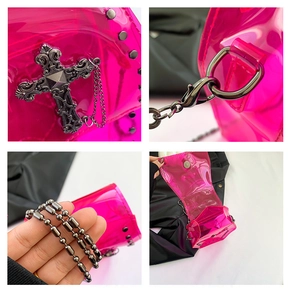 Dettagli della borsa trasparente rosa con croci gotiche e rivetti metallici argento