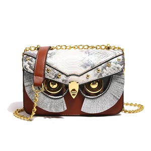 Elegante borsa a tracolla a civetta con scaglie iridescenti, paillettes e borchie d'oro