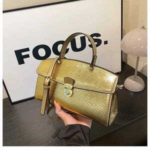 Borsa a mano dorata con stampa serpente, chiusura vintage e tracolla regolabile