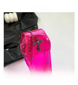 Dettaglio della borsa a tracolla in PVC rosa a forma di bara con croce e borchie