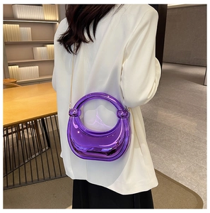 Détail du sac dumpling en acrylique miroir violet avec bandoulière chaîne dorée