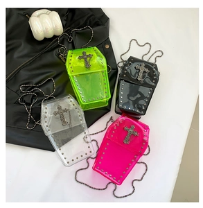Dettaglio di borse in PVC a forma di bara con borchie e croce vintage in metallo