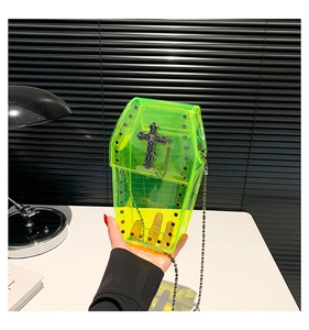 Borsa a tracolla a bara trasparente verde neon con borchie metalliche e ciondolo a croce