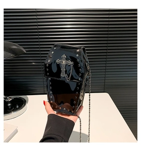 Dettaglio della borsa gotica a forma di bara in pelle verniciata nera con borchie