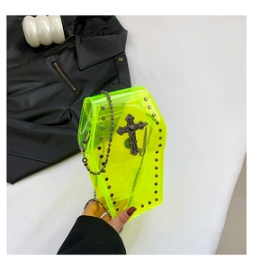 Dettaglio borsa jelly verde neon a forma di bara con rivetti neri e ciondolo gotico