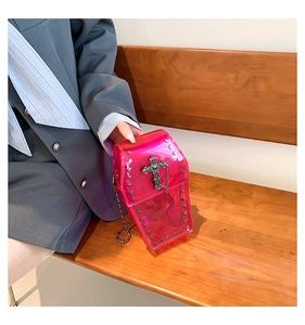 Borsa a tracolla rosa trasparente a forma di bara con croce e dettagli con borchie