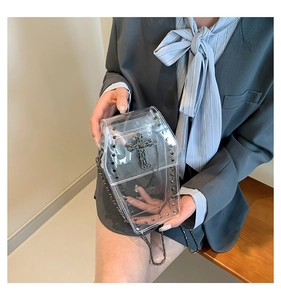 Dettaglio della borsa a bara in PVC trasparente con borchie e croce gotica