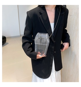 Dettaglio borsa a bara in PVC trasparente con croce d'argento e borchie metalliche