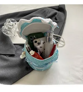 Détail de l'intérieur spacieux du sac tricoté bleu avec bandoulière en perles