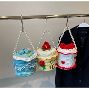 Détails de sacs à main gâteau au crochet avec anses en perles et textures tricotées