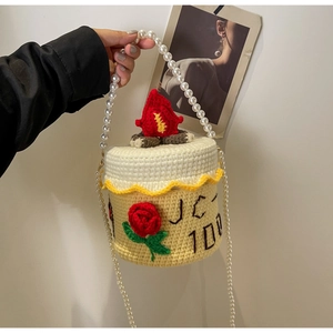 Vue détaillée du sac crocheté en forme de gâteau avec bandoulière en perles nacrées