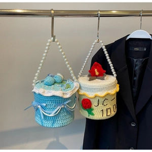 Détails de sacs tricotés en forme de gâteau avec bleuets et poignées en perles chic
