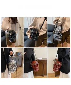 Vues détaillées des sacs à bandoulière crâne en finitions noir, argent et marron