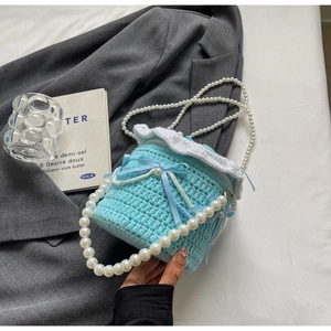 Détails du sac tricoté bleu clair avec bordure au crochet et double chaîne en perles