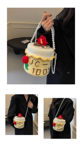 Détail du sac gâteau au crochet avec tricot jaune, roses rouges et chaîne en perles