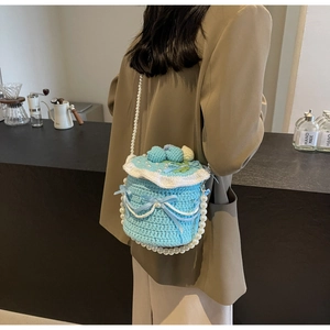 Détail du sac à gâteau au crochet bleu ciel avec bandoulière en perles et fleurs en 3D