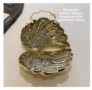 Vue détaillée de l'intérieur d'une pochette de soirée en métal doré en forme de coquillage